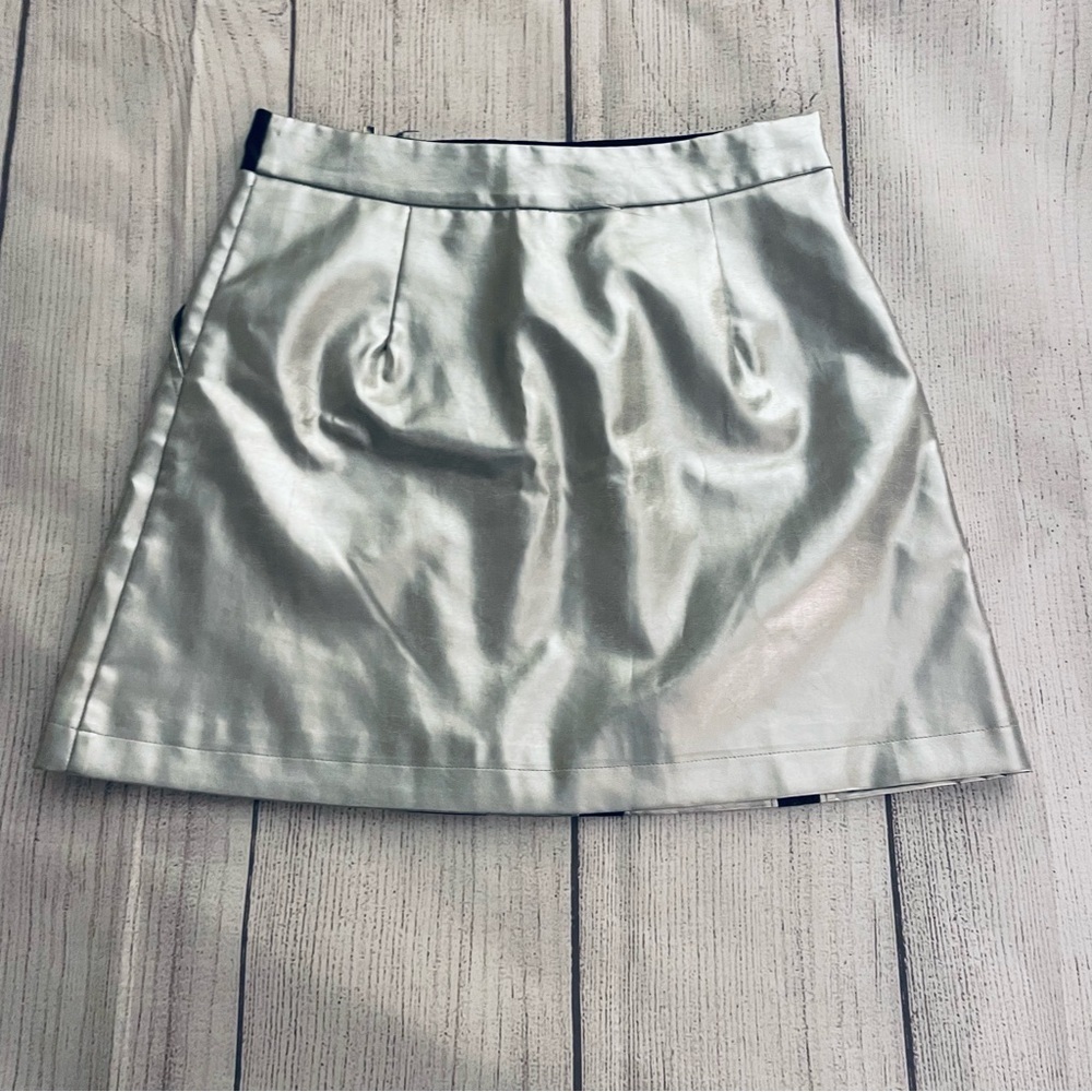 LF SEEK THE LABEL Women’s Metallic Silver & Black Vegan Leather Skirt Size Small - Picture 2 of 7